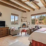 3 Bedroom - 5 Min. Walk To Canyon Rd. - Adobe Dream