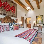 3 Bedroom - 5 Min. Walk To Canyon Rd. - Adobe Dream