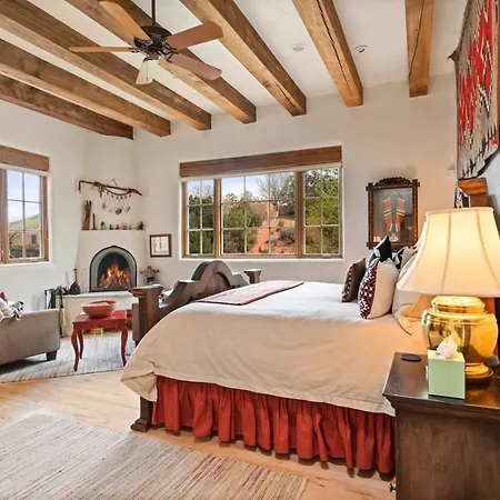 Holiday home 3 Bedroom - 5 Min. Walk To Canyon Rd. - Adobe Dream *