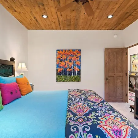 3 Bedroom - 5 Min. Walk To Canyon Rd. - Adobe Dream