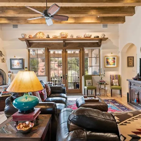 3 Bedroom - 5 Min. Walk To Canyon Rd. - Adobe Dream *