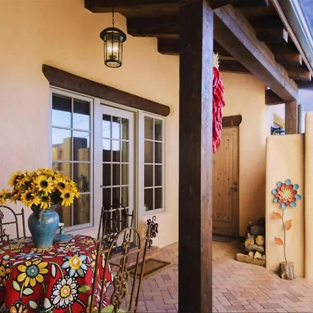 3 Bedroom - 5 Min. Walk To Canyon Rd. - Adobe Dream *