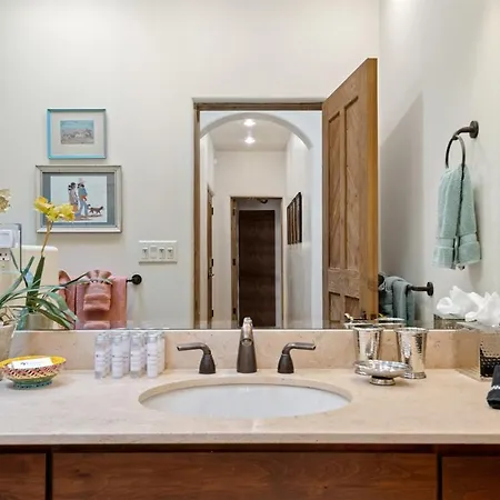 Holiday home 3 Bedroom - 5 Min. Walk To Canyon Rd. - Adobe Dream