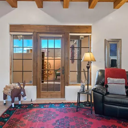 3 Bedroom - 5 Min. Walk To Canyon Rd. - Adobe Dream