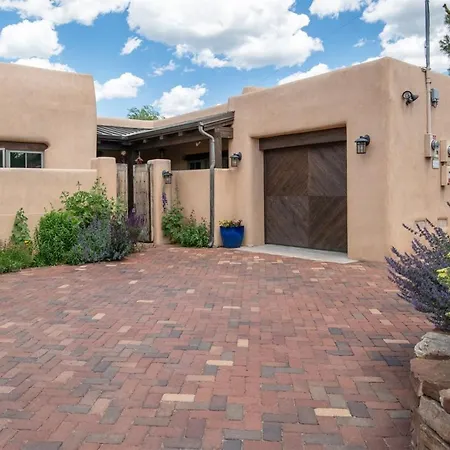 3 Bedroom - 5 Min. Walk To Canyon Rd. - Adobe Dream